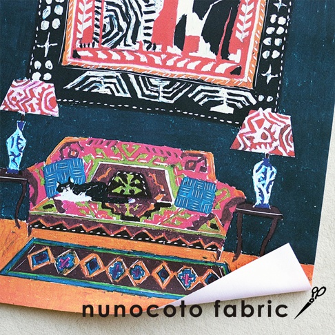 無框帆布藝術海報，描繪一間客廳場景，畫面上有沙發、兩盞檯燈、地毯與牆上的裝飾畫。沙發鋪著色彩鮮豔、紋飾豐富的布料，上面有一隻黑白相間的貓咪。檯燈的燈罩有紅色和白色幾何圖案，燈座是藍色與白色線條裝飾的瓶狀。牆上的畫有黑、白、紅、橘等色塊與線條組成的抽象圖案。