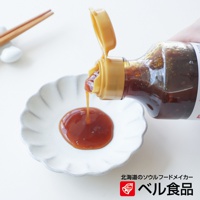 Bellfoods 北海道北見蘋果洋蔥風味調味醬，倒在盤子上