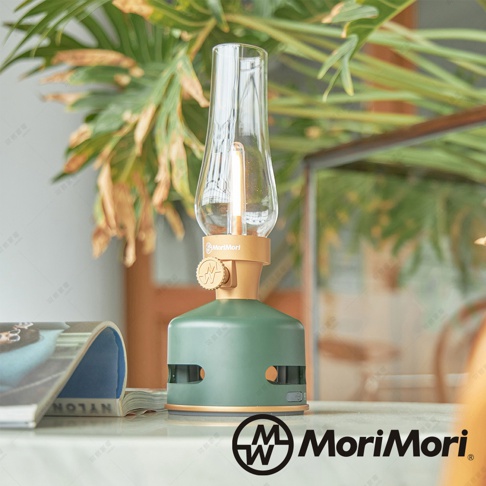 森森煤油燈藍牙音響S2，綠色圓形金屬底座，頂部有金色旋鈕和透明玻璃燈罩，內置LED燈，營造復古氛圍。