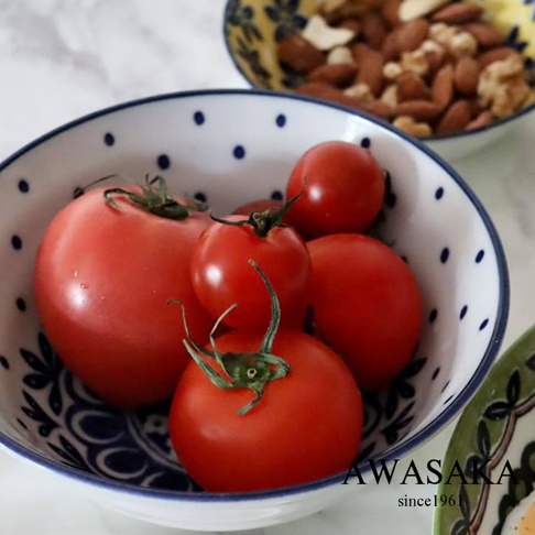 陶瓷湯碗內盛有數顆紅番茄，碗身外側飾有藍色圓點及花紋。