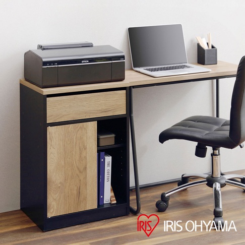 淺木紋與黑色組合的木質抽屜收納櫃，附有滾輪，櫃面擺放一台黑色EPSON印表機，下方為單層抽屜及一扇木紋門板，門後有開放式層架，擺放書籍與小收納盒。