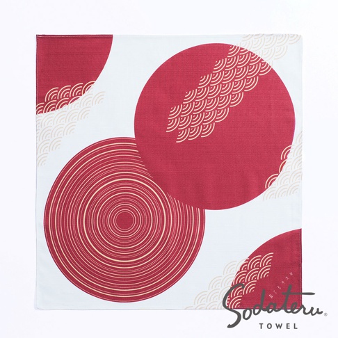 養育TOWEL wa/en 和緣紋樣風呂敷毛巾，白底紅色圓形與同心圓紋樣，右下角有品牌Logo。