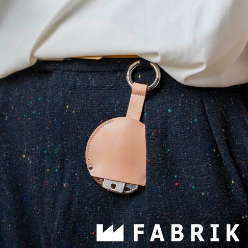 FABRIK 皮革圓型收納鑰匙圈，掛在深藍色粗花呢褲子上