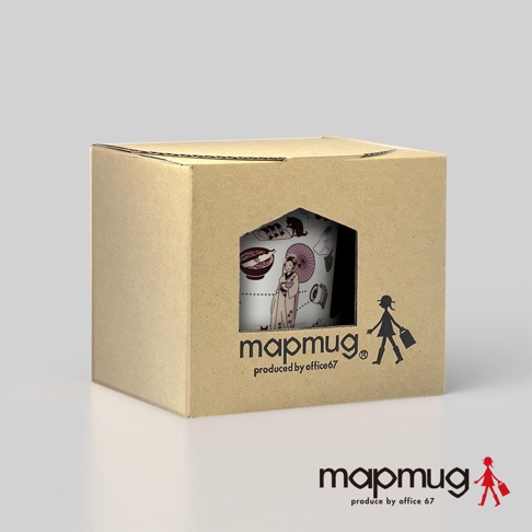 一個瓦楞紙盒內展示著印有日式風格插畫的馬克杯，插畫包含穿著和服的女子、和傘、碗及散步的貓咪，色彩為粉色、紫色與黑色。