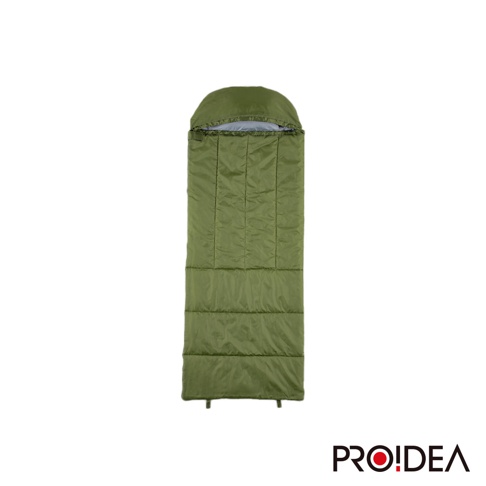 橄欖綠色兩用睡袋，採用填充物，可作為抱枕使用，頂部有連帽設計，底部有支撐腳，材質為尼龍。