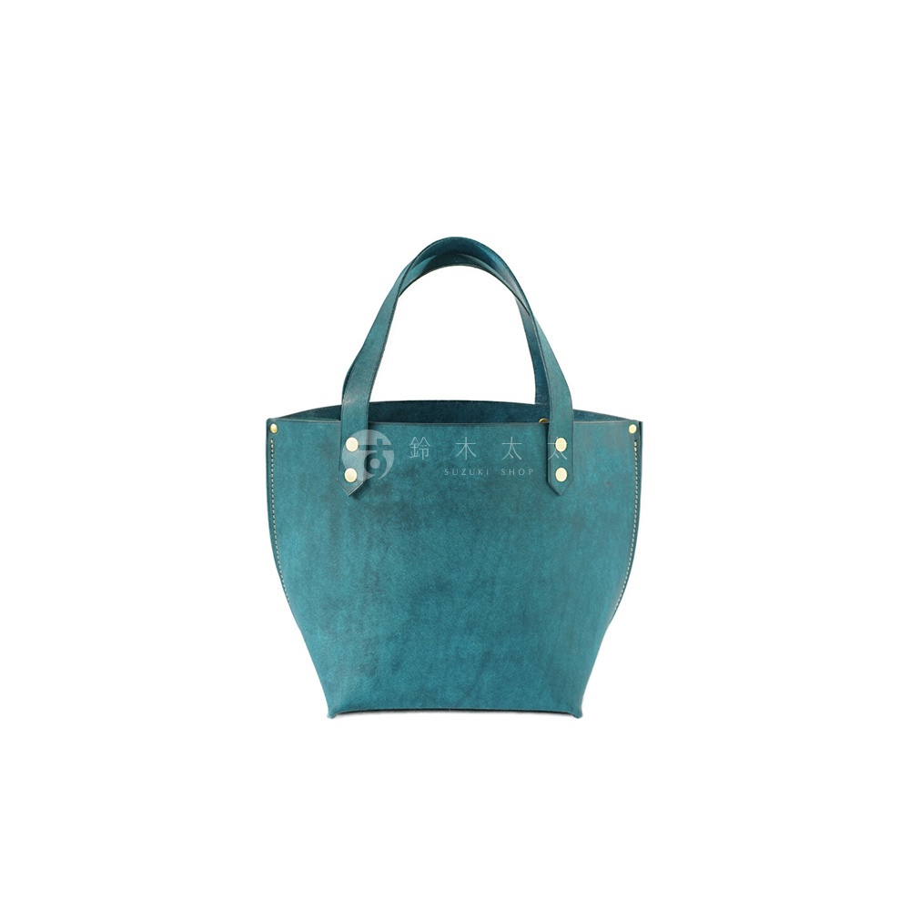 北海道KASANE職人手作義大利Margot皮革迷你托特包，品牌字樣「SUZUKI SHOP」以燙金印刷於包身中央，包款呈現獨特的藍綠色調。