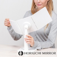 白色 NAPURE 桌上型三折化妝鏡，採用 ABS 材質，鏡面可 360 度旋轉，方便調整角度。