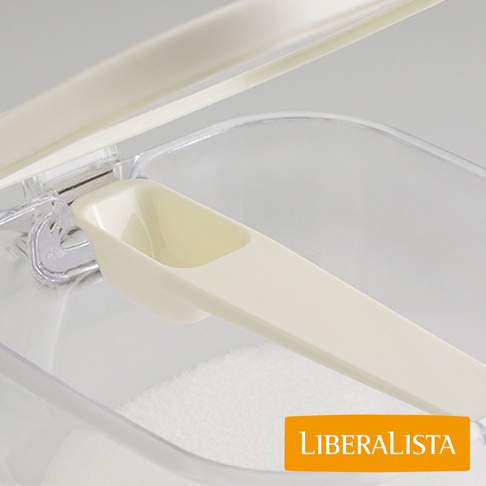 LIBERALISTA 調味料罐收納架組-大，內附米白色量勺，架身為透明塑料材質，下方裝有白色顆粒狀調味料。