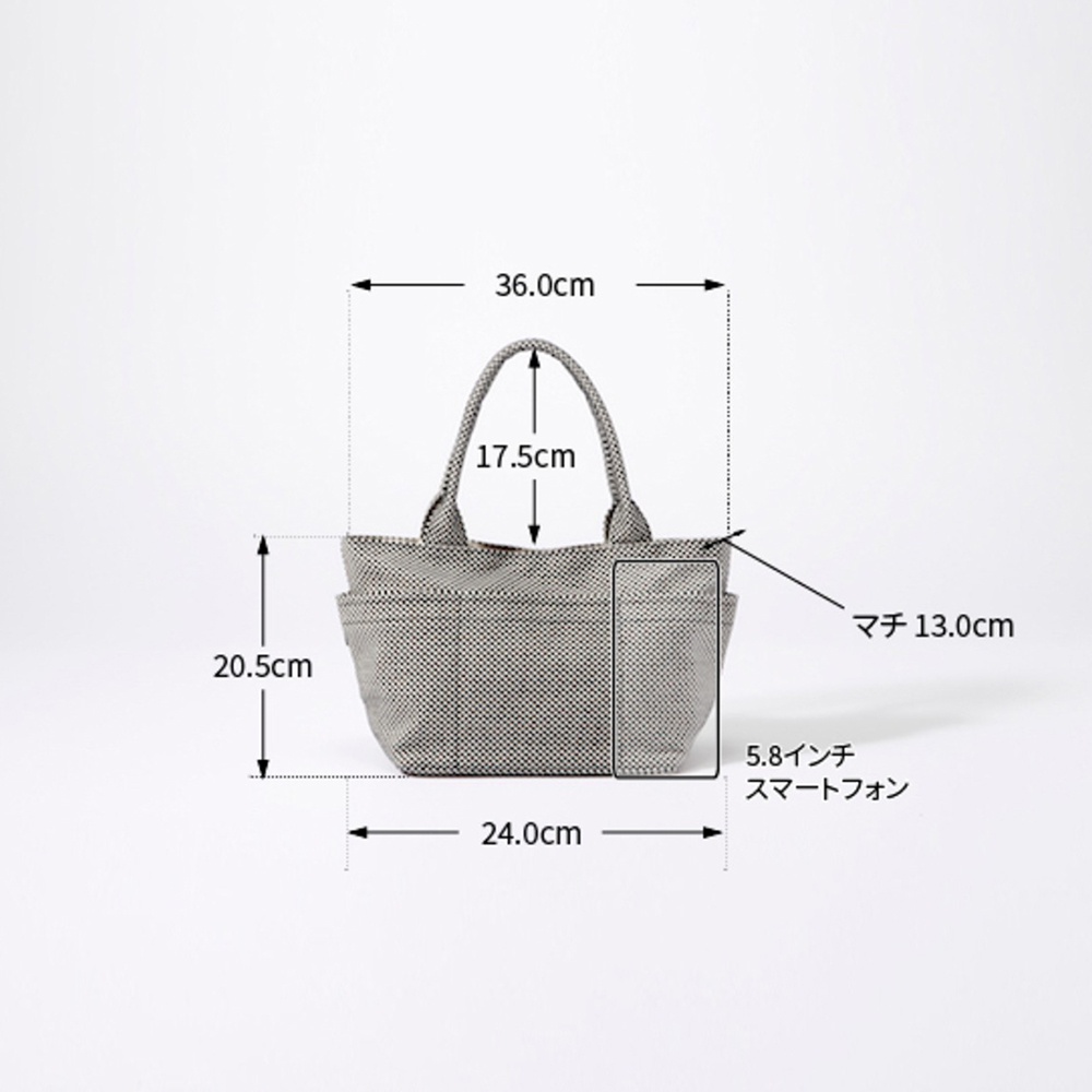 淺灰色三河木綿刺子織手提托特包，尺寸標示為寬36.0cm、高20.5cm、提把高17.5cm，厚度13.0cm，包身有網格紋路，側面有可放5.8吋智慧型手機的口袋。