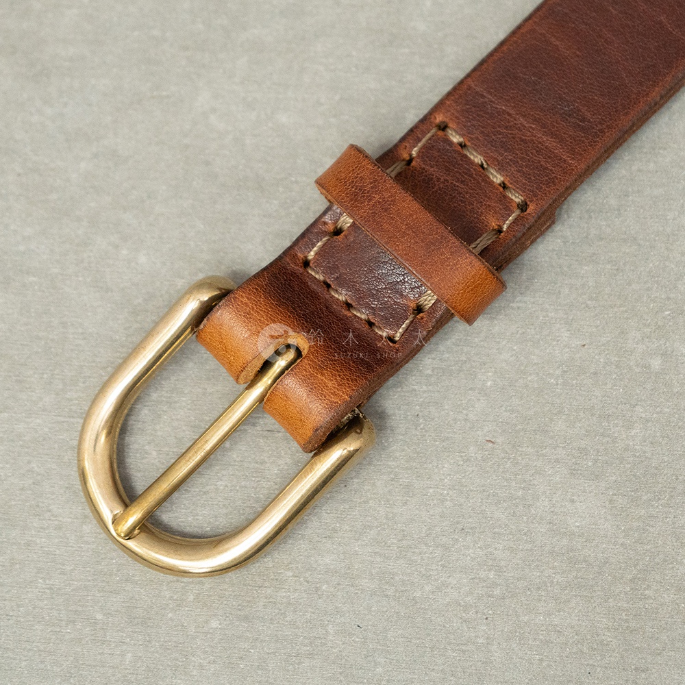 日本HERZ Organ職人手作皮革皮帶，特寫黃銅D型環與皮革帶身的細節，皮革表面呈現自然紋理與光澤。