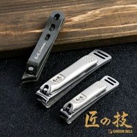 銀色金屬足部指甲剪，帶有防滑紋理和品牌標誌。另一支深灰色指甲剪，有三個圓孔和品牌名稱。