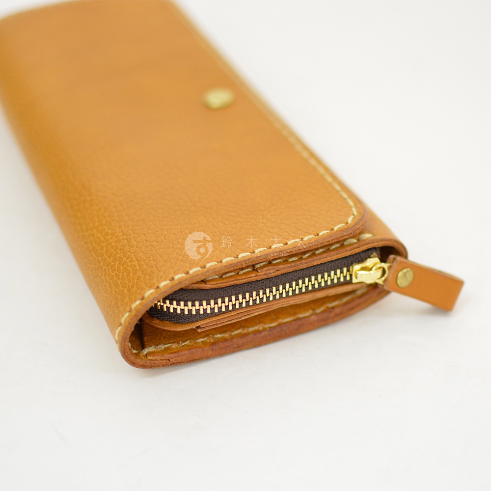 職人手作皮革長夾，淺棕色，寬口設計，附金色拉鍊與皮革拉頭，車縫線清晰。