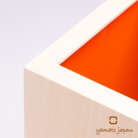 手作積木垃圾桶，淺木色外觀，內部為鮮豔橘色，簡約方形設計。