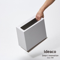 白色方形家用垃圾桶，配有長方形開口，由塑膠製成，容量 8.5 公升，由手部提起。