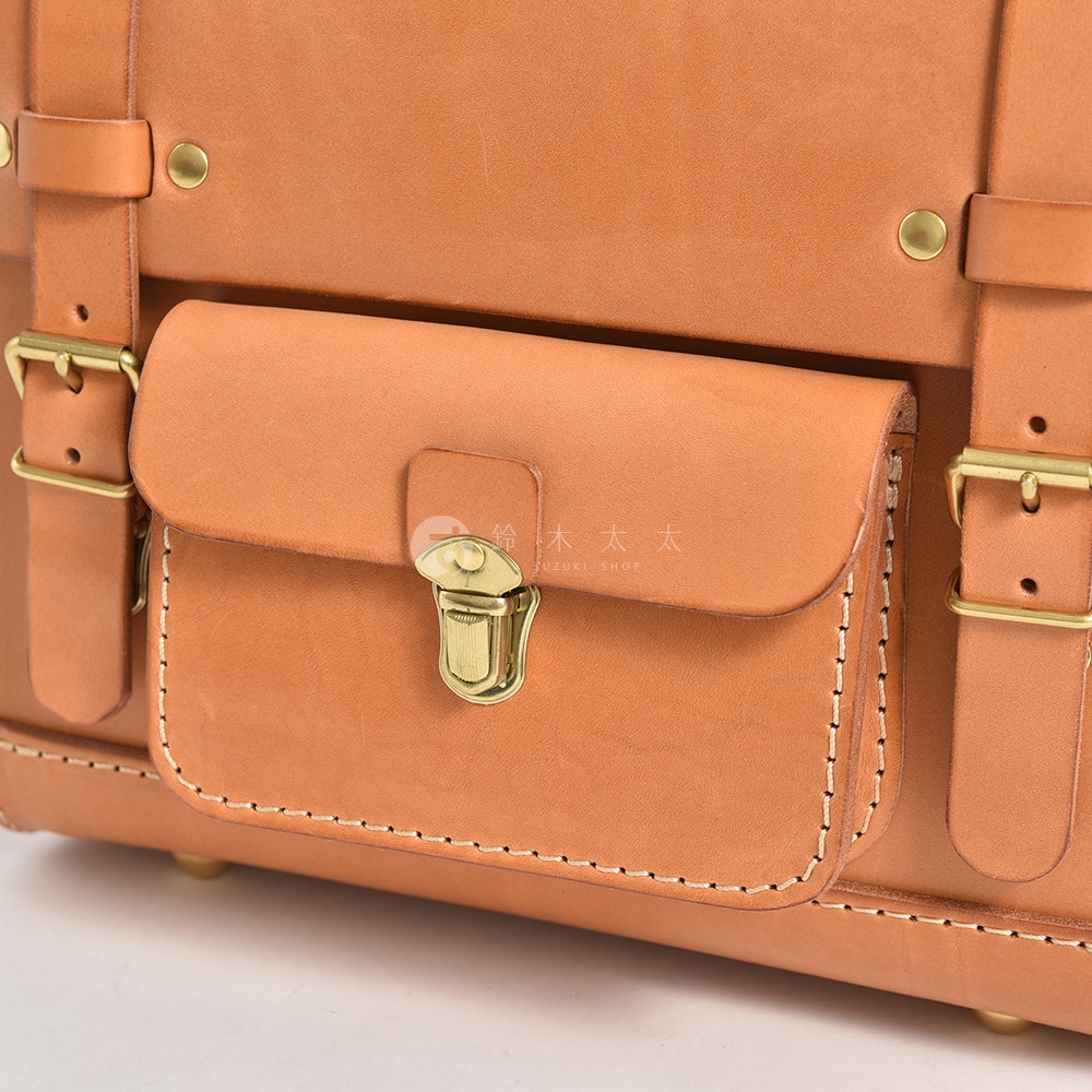 職人手作皮革學院風三用迷你後背包 BC-5，採用天然棕色皮革製成，設有翻蓋式前袋，附有金色金屬扣環和可調節的皮革肩帶。