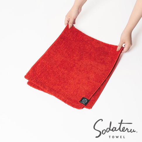 Sodateru TOWEL 標籤的紅色毛巾