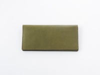 橄欖綠皮革扁長夾，簡約設計，邊緣縫線整齊。