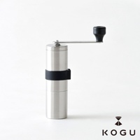 日製18-8不鏽鋼手搖咖啡磨豆器，銀色圓柱形機身，配有黑色手柄和黑色防滑圈，可調節研磨粗細。