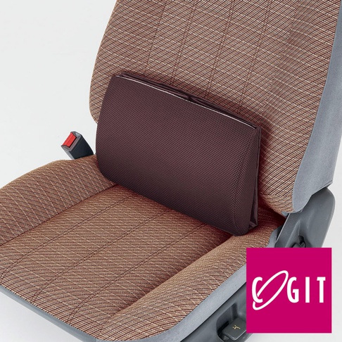 深棕色網狀材質的車內專用置物收納靠墊，放置於同色系織紋的汽車座椅上，靠墊前方有織帶固定。