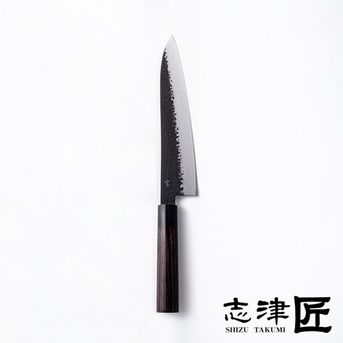 玄 / Chef's knife 主廚刀，21公分，具有鍛造紋理的銀色刀刃，搭配深棕色木質手柄。