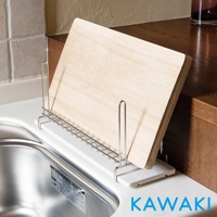 一個淺灰色珪藻土材質的瀝水板，上面放置一個金屬支架，支架上立著一片木質砧板。