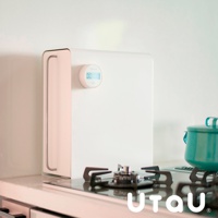 白色直立式收納櫃，帶有粉色邊框和把手，櫃體上附有一個顯示「00:00」的圓形數位計時器，置於廚房檯面上，旁邊有瓦斯爐和綠色鍋子。