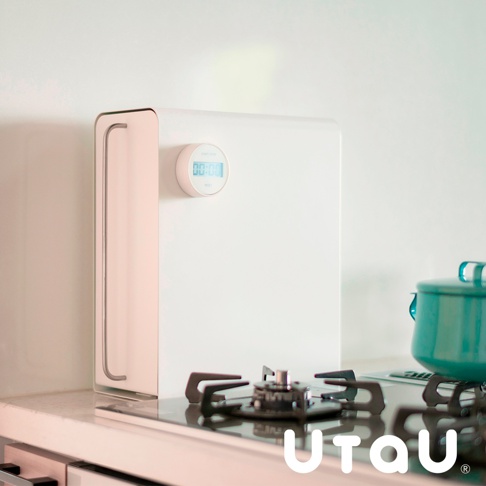 白色直立式收納櫃，帶有粉色邊框和把手，櫃體上附有一個顯示「00:00」的圓形數位計時器，置於廚房檯面上，旁邊有瓦斯爐和綠色鍋子。