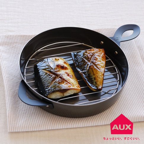 leye 附蓋小烤鍋內有兩個烤鯖魚塊，放在金屬烤架上，烤鍋為黑色，帶有黑色提把。