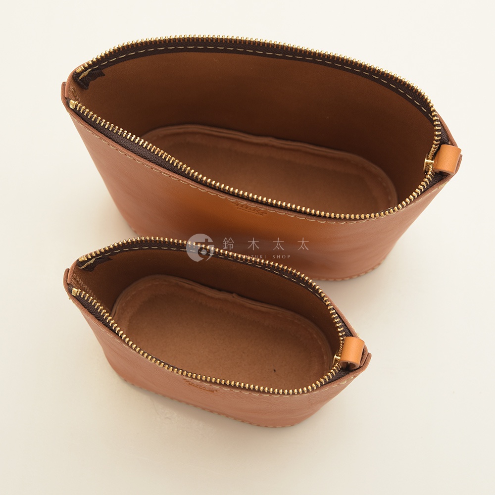 兩個棕色皮革三角收納包，一個較大，一個較小，均配有金色拉鍊和皮革拉頭，展示其內部結構。