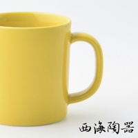 黃色陶瓷馬克杯，帶有弧形把手，底部有「西海陶瓷」字樣。