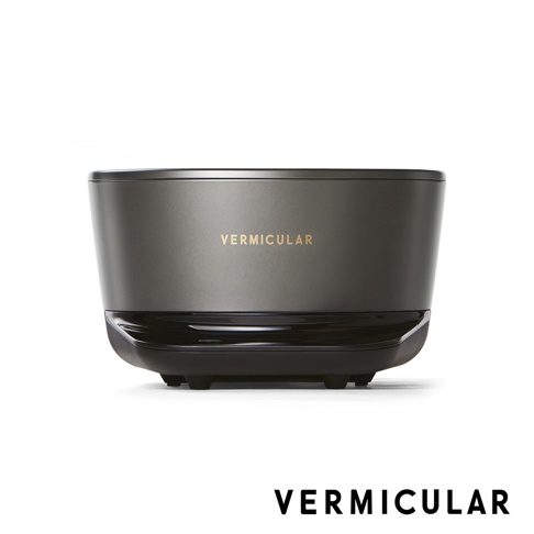 Vermicular 灰色 IH 琺瑯電子鑄鐵鍋，具有光滑的圓形鍋身和黑色底座。