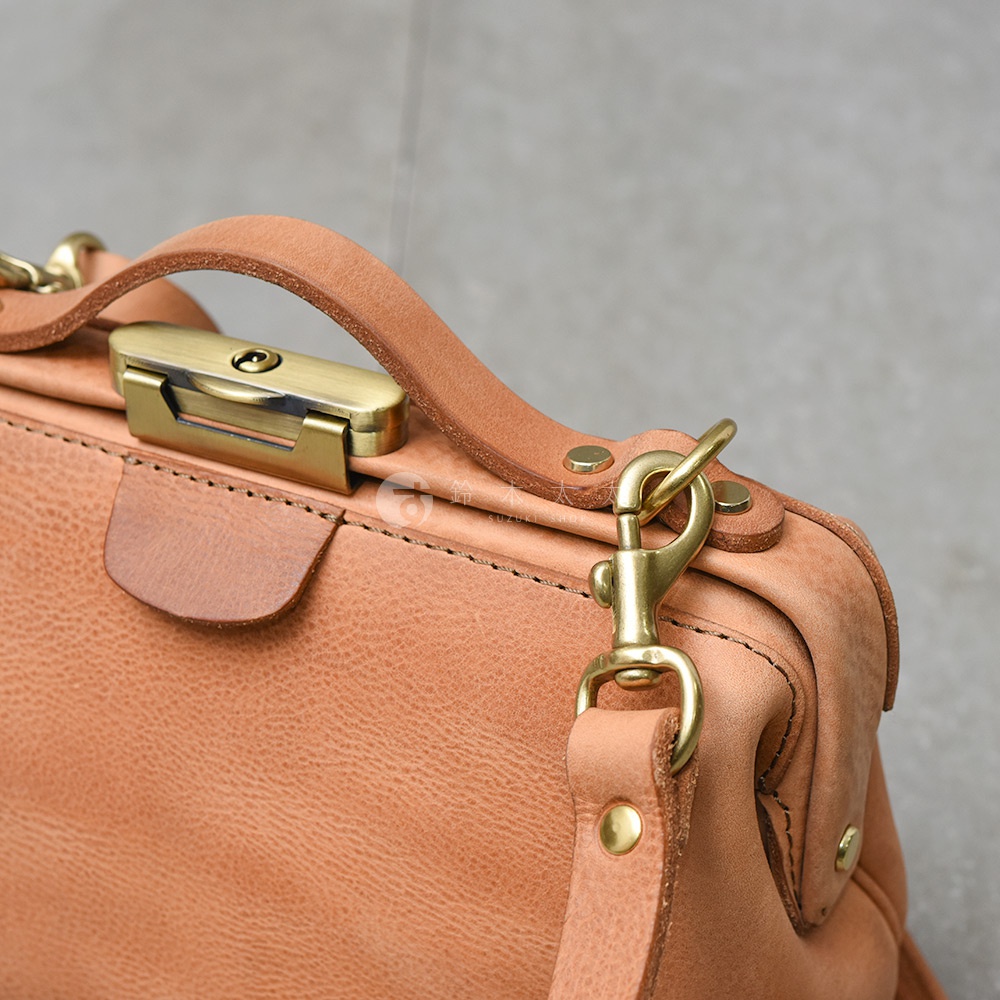 日本HERZ職人手作皮革Organ鎖孔式大開口肩背包 M-7，特寫皮革包的鎖孔金屬扣、提把及揹帶掛鉤細節