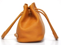 職人手作皮革可調式兩用托特包 (Q-14)，呈現圓潤的束口水桶包造型，以溫暖的橘棕色皮革製作，搭配米白色車線，質感細膩。皮革上可見自然的紋理與束繩設計。