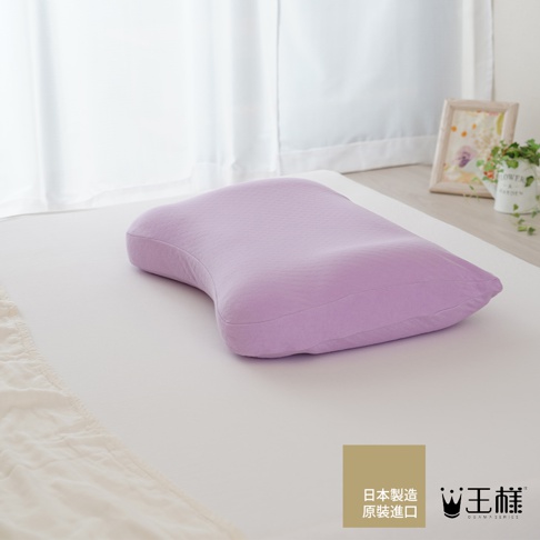 一個紫色的王樣極夢枕，擁有符合人體工學的曲線設計，枕套材質為柔軟的布料，表面有細微的紋理。