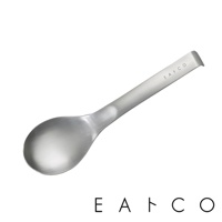 日製服務餐匙，銀色金屬材質，帶有磨砂質感，勺頭呈橢圓形，手柄末端有品牌標誌「EATCO」。