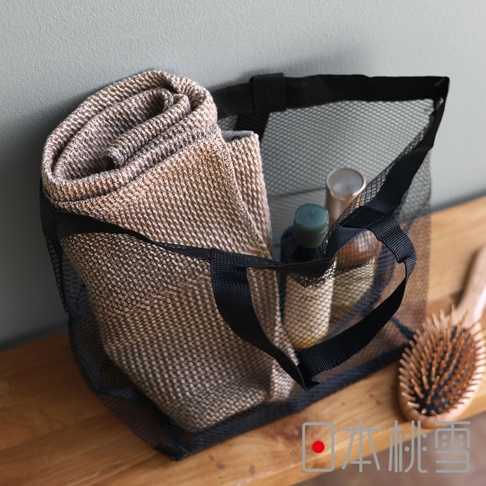 日本桃雪檜木鬆餅紋毛巾，網狀收納袋內裝有毛巾和盥洗用品，旁邊擺放木柄梳