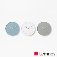 三款 Molecule 原子時鐘，分別為淺藍色、白色和灰色。時鐘皆為圓形，擁有簡約的白色指針，錶盤上有細小的裝飾圖案和刻度。