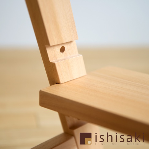 木製二階墊腳凳，淺木色，展示階梯式連接結構和圓孔細節，材質光滑，設計簡約。