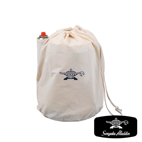 米白色帆布收納袋，束口設計，印有深藍色阿拉丁神燈圖案。袋子上方露出一個卡式瓦斯罐的紅色頂蓋。