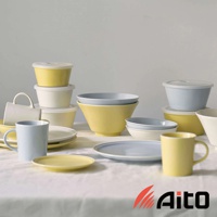 各式陶瓷餐具，包含多個深碗、淺盤、杯子及帶蓋儲物盒，主要顏色有淺藍、鵝黃及白色，展現簡約釉彩風格。