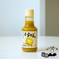 玻璃瓶裝無油柑橘風味沙拉醬，醬汁呈淡黃色。瓶身貼有標籤，標籤上繪有柑橘圖案，並有日文文字。瓶蓋為淺黃色。