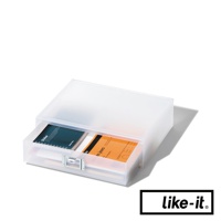 半透明白色可疊式A4文件收納盒，寬版設計，前方帶有金屬提把，盒內擺放有藍色與橘色封面的文件夾。