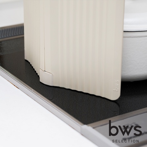 bws SELECTION 廚房 IH 爐專用摺疊防油隔板，米白色，帶有垂直紋理，放在黑色防滑墊上，一側有 bws 標誌。