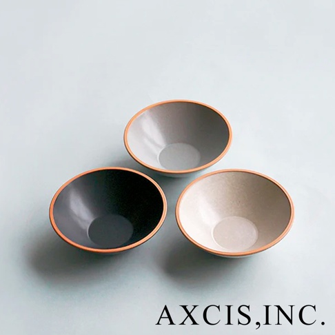 PURE 素燒百搭陶瓷沙拉碗，呈現三色：黑色、灰色與米白色。碗身為陶瓷材質，邊緣有著裸露的陶土色。