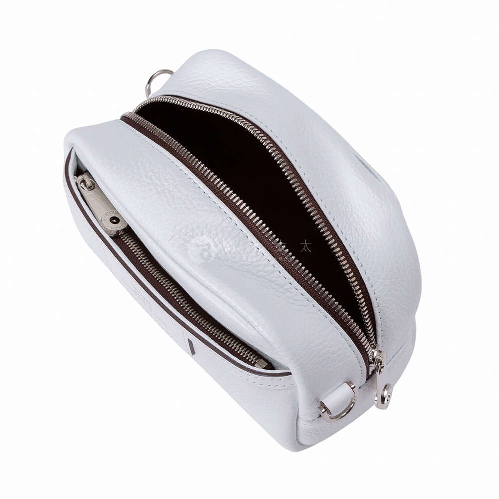 JETTER 迷你側背包 CJTH-040，淺藍色荔枝紋皮革材質，方形包身，頂部有拉鍊開口，前方有一個拉鍊隔層，配有銀色金屬拉鍊和提環。