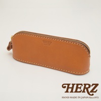 職人手作皮革三角弧形收納筆袋，為棕色皮革材質，配有金色拉鍊與同色系縫線，壓印有品牌 Logo。