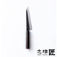 玄 / Chef's knife 主廚刀18cm，擁有黑色錘紋鋼刀刃，搭配深木紋刀柄，整體呈現簡潔俐落的日式風格。