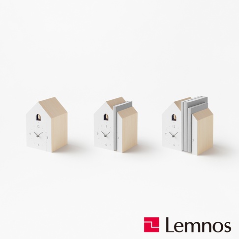 書擋式布穀鳥房型報時鐘，白色屋頂搭配原木色側板，時鐘盤面為白色，有黑色指針和刻度，小巧的布穀鳥窗口設計。