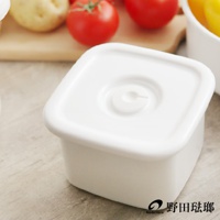 方型白色琺瑯保存容器，帶有白色密封蓋，蓋子中央有一個圓形氣閥。