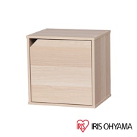 淺木色立方體附門組合收納櫃，門板為木紋材質，櫃體為淺色木紋板材，整體呈方形，簡潔設計。